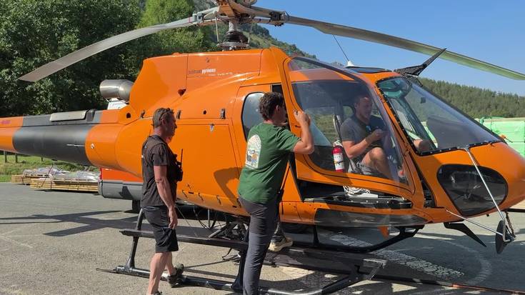 Irisgarritasun zaila duten kokalekuetara materiala eramateko helikopteroa erabili dute Aralarren