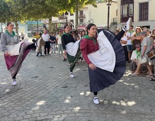 Irurako udal korporazioari dantzariek egindako Agurra