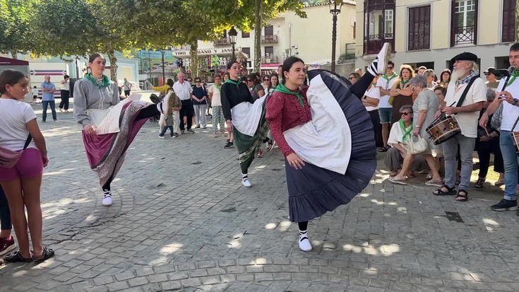 Irurako udal korporazioari dantzariek egindako Agurra