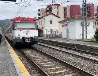 Tren eta autobus bidezko zerbitzu konbinatua eskainiko du Renfek uda eta udazkenean trenbide mozketak direla eta