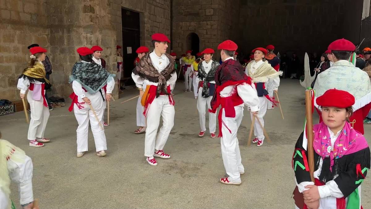 Eguraldiak baldintzatuta eta dantza oinarri hartuta ospatu dituzte Inauteriak Lizartzan