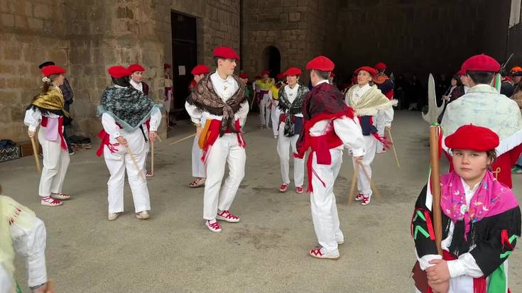 Eguraldiak baldintzatuta eta dantza oinarri hartuta ospatu dituzte Inauteriak Lizartzan