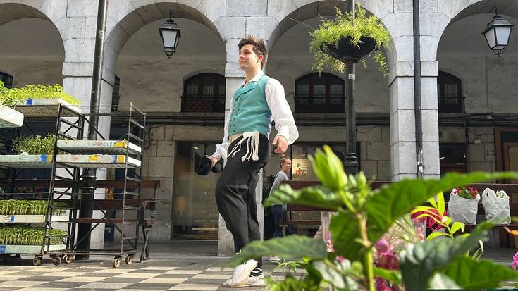 Tolosako azokan baserritarrei egindako omenaldiaren irudiak