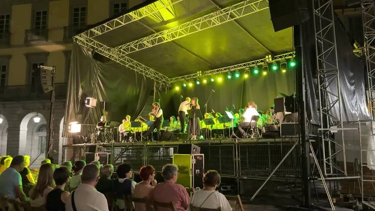 Euskal Herria plaza jendez beteta Denbora Band kontzertuan