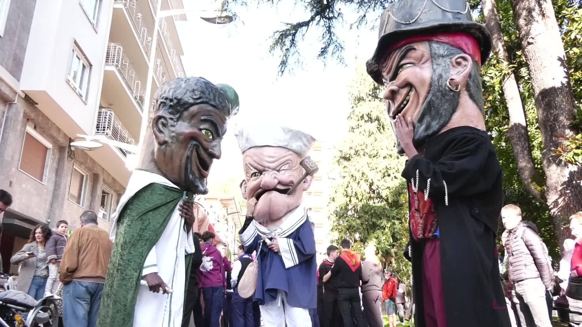 Erraldoiek, buruhandiek eta dantzariek girotu dute goiza