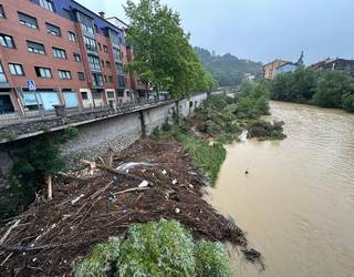 Arrameleko zubiaren inguruan pilatutako zaborra jasotzeko lanak abiatuko ditu URA agentziak astelehenean