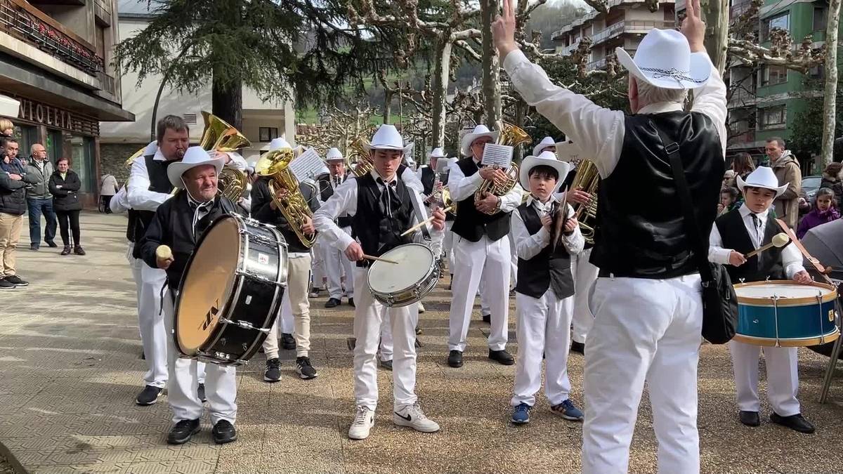 Ikasleen bandaren kalejira eta The Herrikide's-en kontzertua Piñata Igande goiza alaitzeko