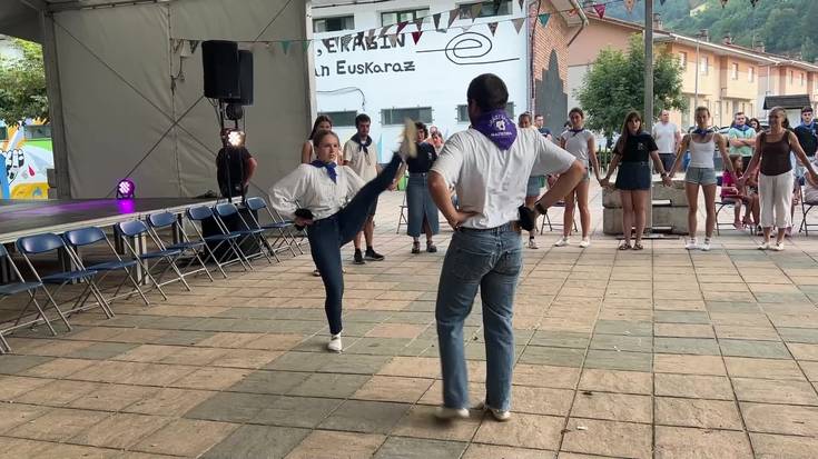 Tradizioa eta festa giroa elkartu dira Lizartzako Dantza Sokan