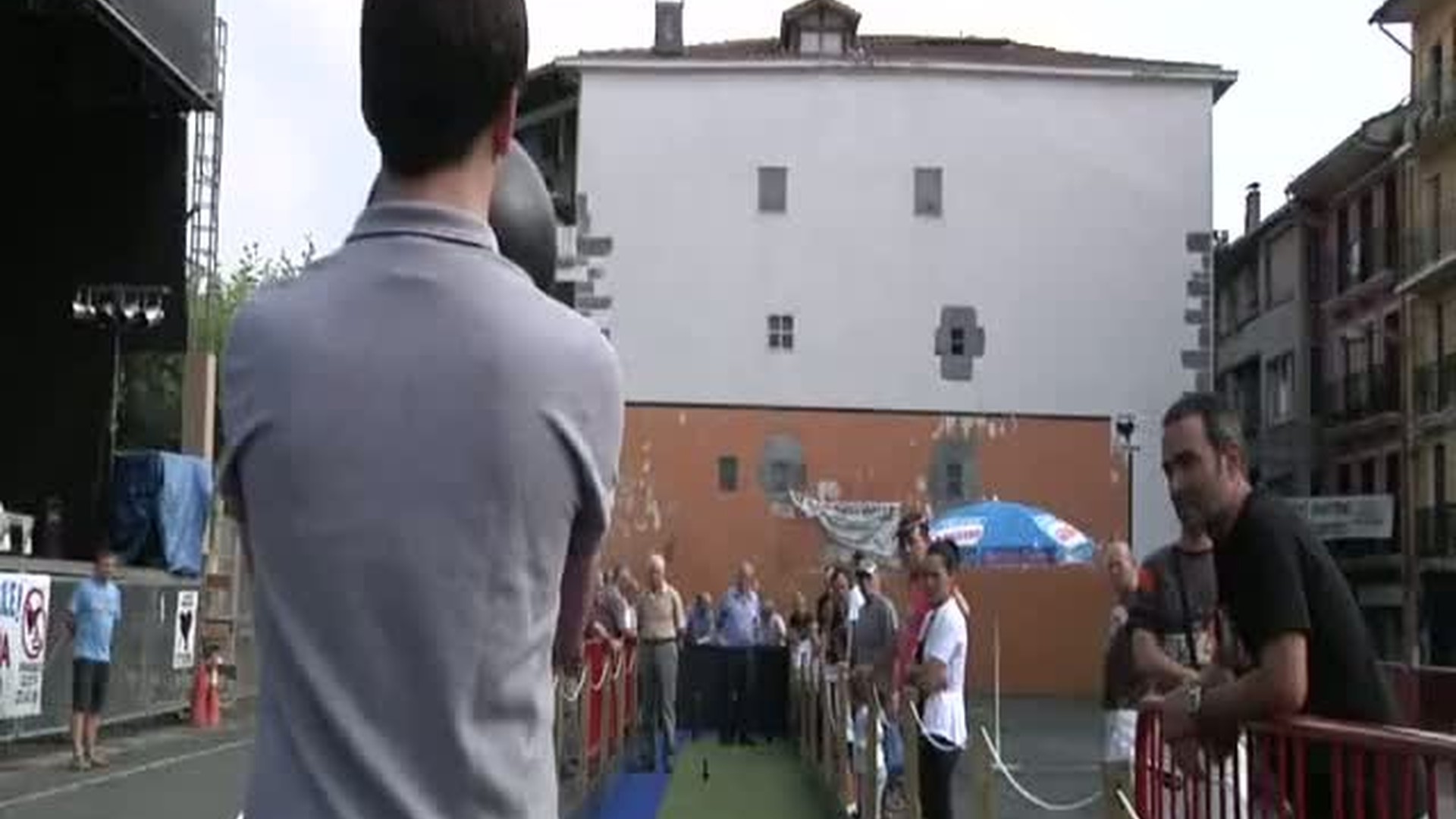 Villabonako Errebote plazan bolatokia jarri dute, Santio jaien barruan