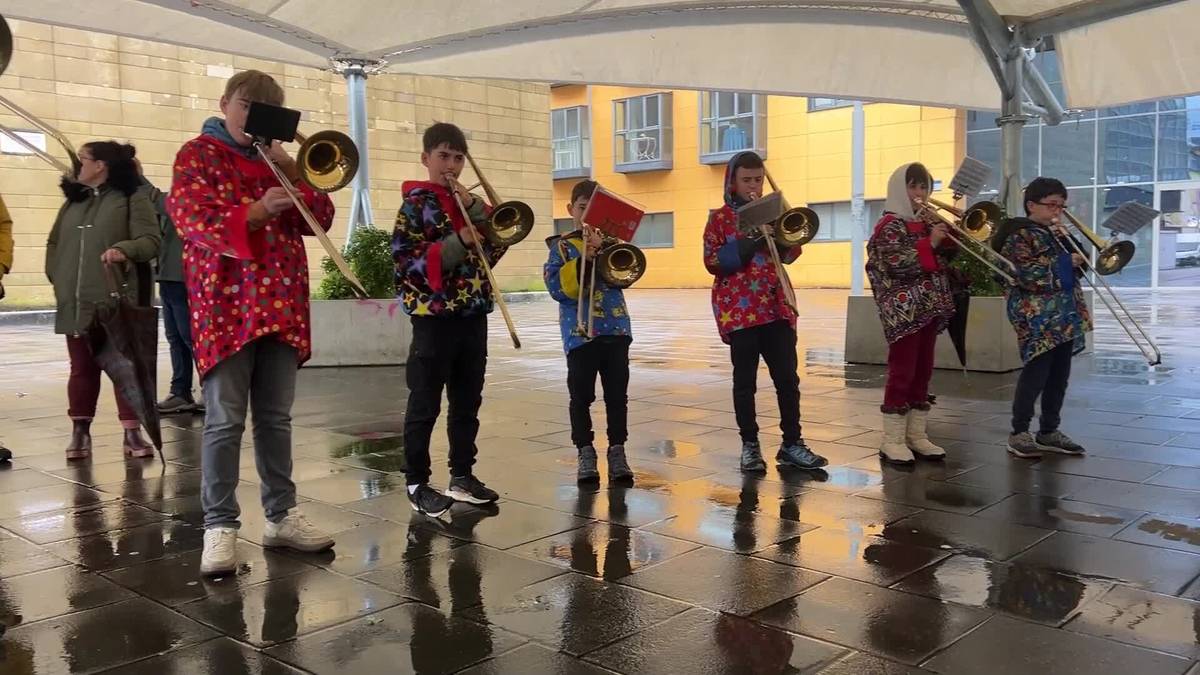 Musika eskolako ikasle bandaren kalejira