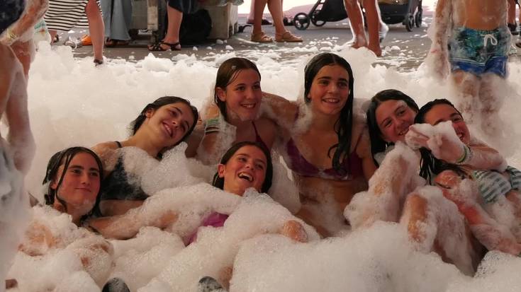 Berastegin apar festa koloretsua egin zuten Umeen Egunean