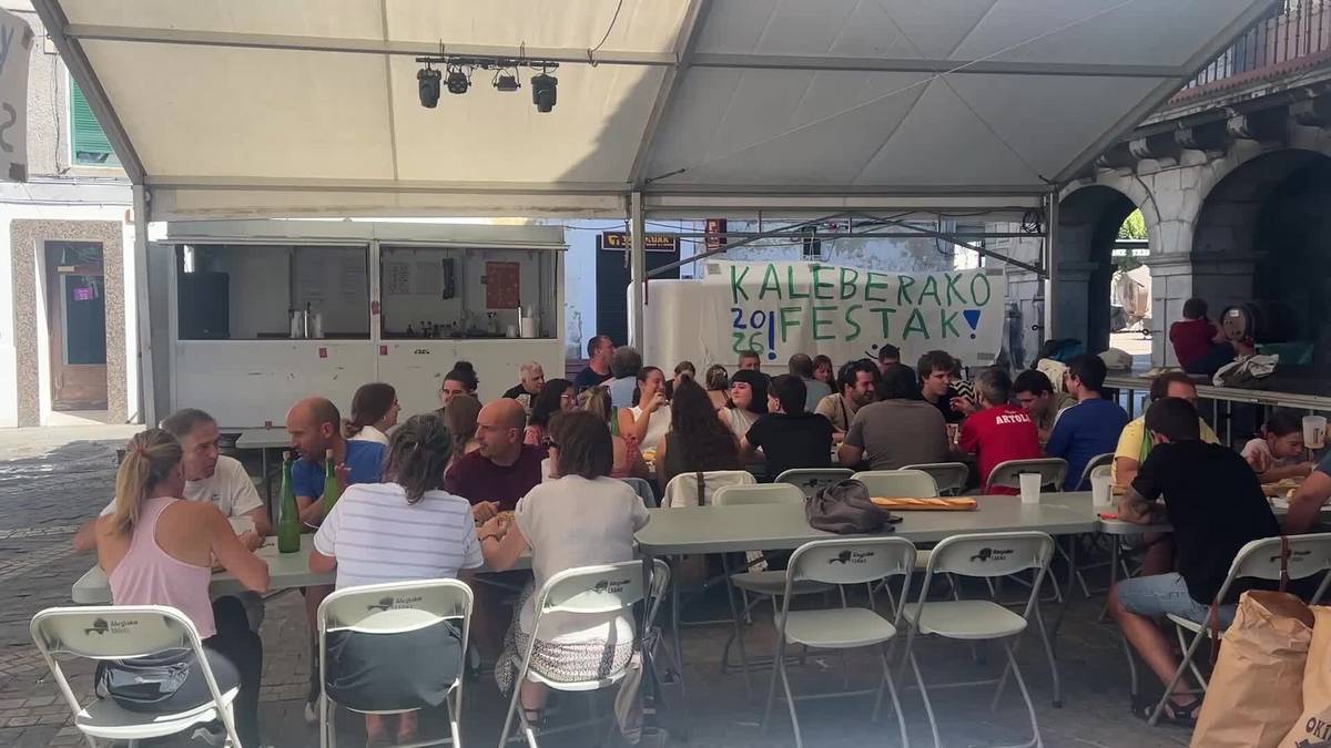 Paella jateko elkartu dira Kalebeherako festetan