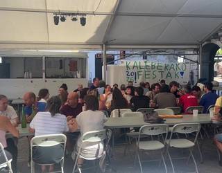 Paella jateko elkartu dira Kalebeherako festetan