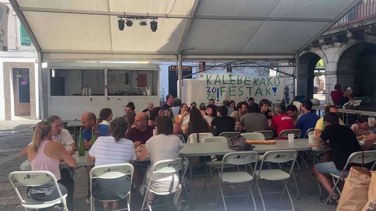Paella jateko elkartu dira Kalebeherako festetan