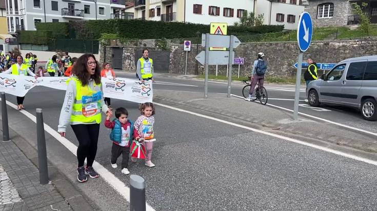 Irurako eta Anoetako haurrak Korrika Txikia egin dute