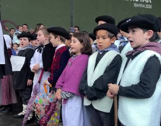 Ibarrako haurrek goxotasuna zabaldu dute gabon kantuekin