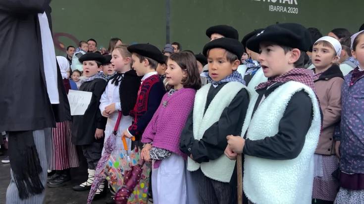 Ibarrako haurrek goxotasuna zabaldu dute gabon kantuekin