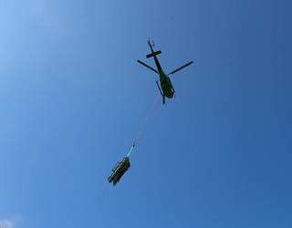 Aralarko artzain txaboletan hobekuntza lanak egiteko materiala  helikopteroz ari dira garraitzen