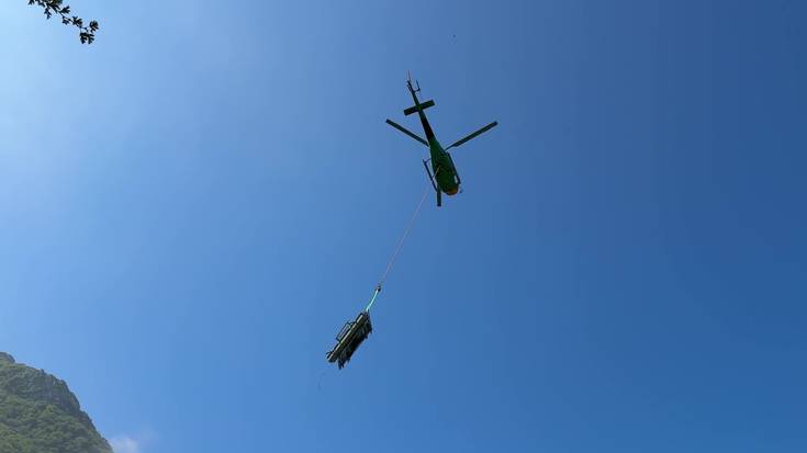 Aralarko artzain txaboletan hobekuntza lanak egiteko materiala  helikopteroz ari dira garraitzen