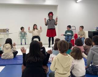 Aiztondoko antzerkialdiaren IV. edizioko ipuin kontaketaz gozatu ahal izan dute Zizurkilen etxeko txikienek