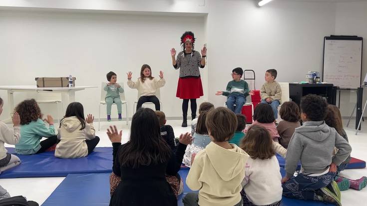 Aiztondoko antzerkialdiaren IV. edizioko ipuin kontaketaz gozatu ahal izan dute Zizurkilen etxeko txikienek