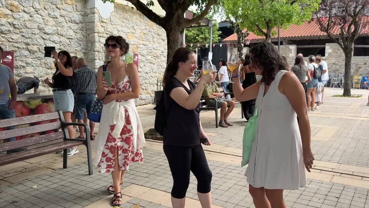 Adunak festen ataria ospatu du sagardo dastaketa eta txekor-janarekin
