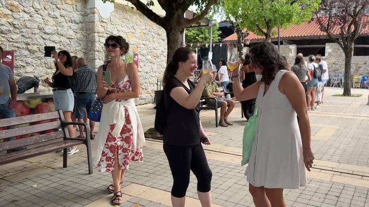 Adunak festen ataria ospatu du sagardo dastaketa eta txekor-janarekin