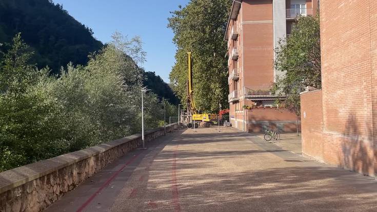 Larramendi eta Belate auzoak lotuko dituen zubiaren  eraikuntza lanak hasi dira