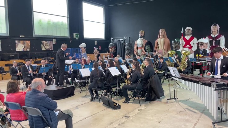 Estilo anitzeko emanaldia eskaini du Tolosako Udal Musika Bandak