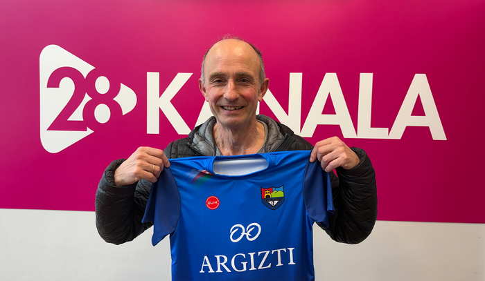 Andres Alonsok jaso du zozketan irabazitako kamiseta