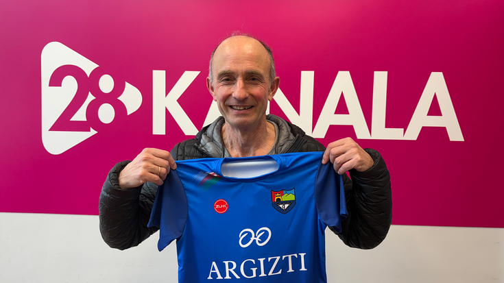 Andres Alonsok jaso du zozketan irabazitako kamiseta