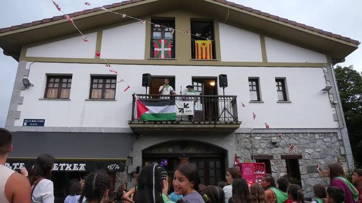 Festei hasiera emateko txupinazoa egin da Igotz Alkorta eta Luix Urkolaren eskutik