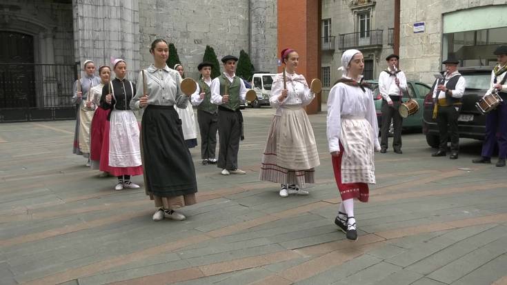 Euskal Herriko txoko ezberdinetako dantzariek alaitu dituzte  Tolosako kaleak Dantzari Txiki egunean