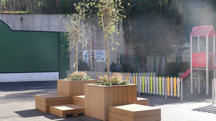 Udalak egurrezko elementu berriak ezarri ditu Zubimusu Ikastolako jolastokian