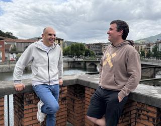 Mikrofonoari hitz egitea baino gehiago