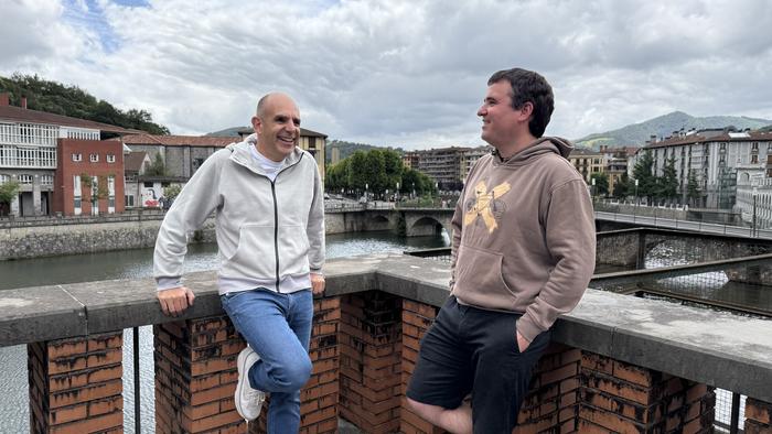 Mikrofonoari hitz egitea baino gehiago