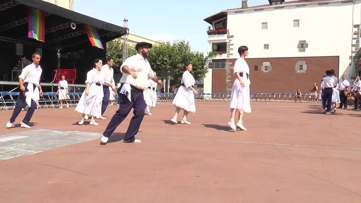 Tradizioak aginduta, Santio Egunean soka dantza ospatu da Errebote plazan