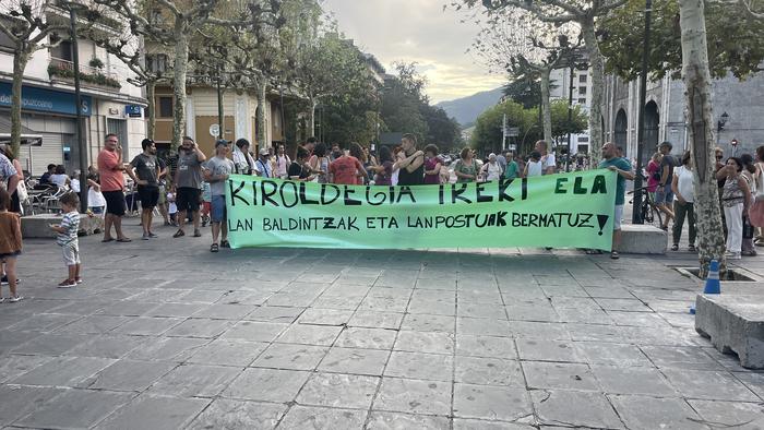 Usabal kiroldegiko langileek manifestazioa burutu dute greba mugagabean jarraitzen dutela salatzeko