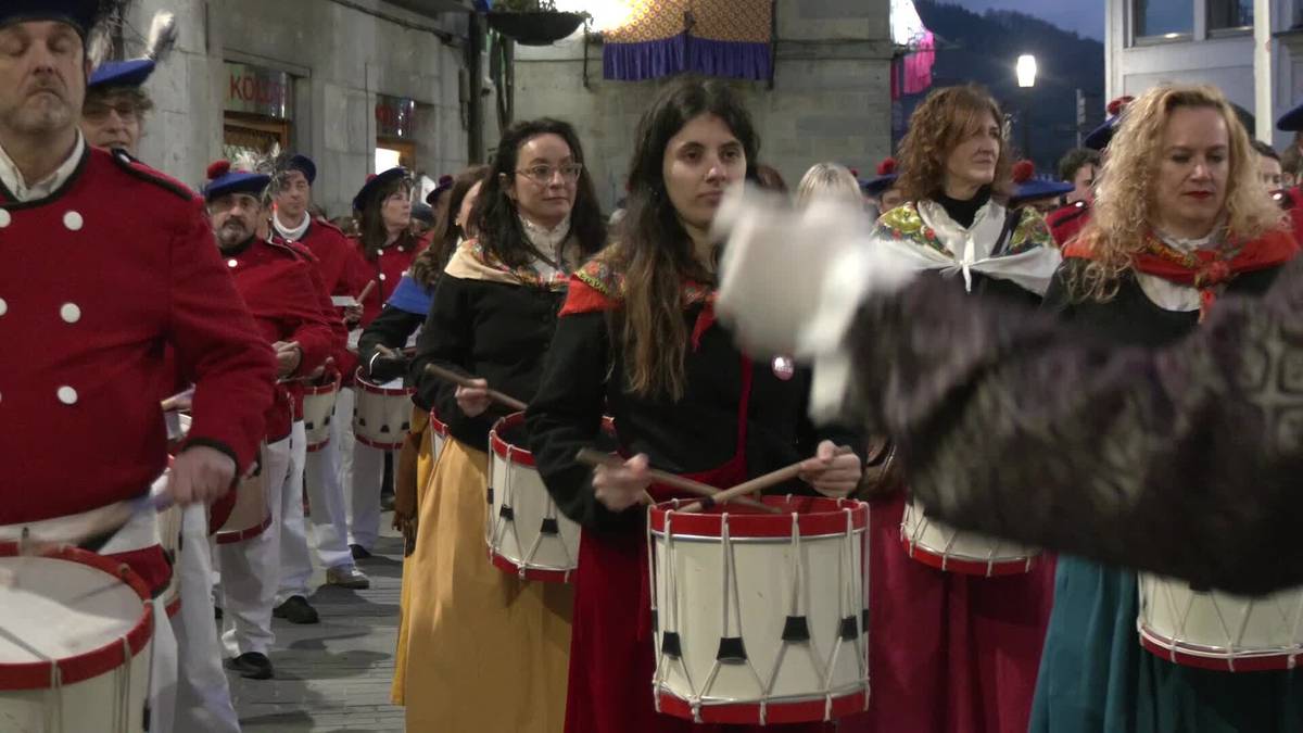 Helduek hartu dute danborraren errelebua