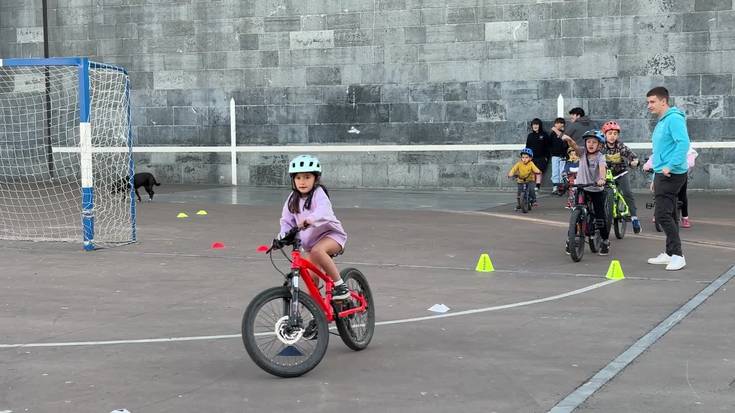 Haur eta gaztetxoak txirrindan trebatzen
