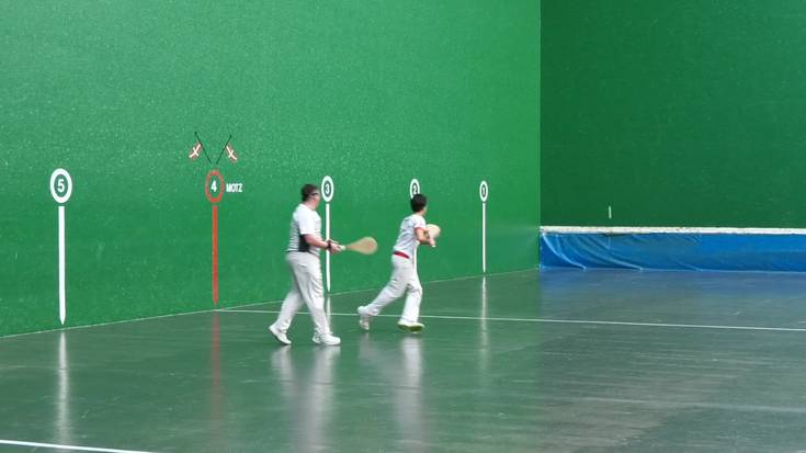 Bi txapelak eskualdean geratu dira