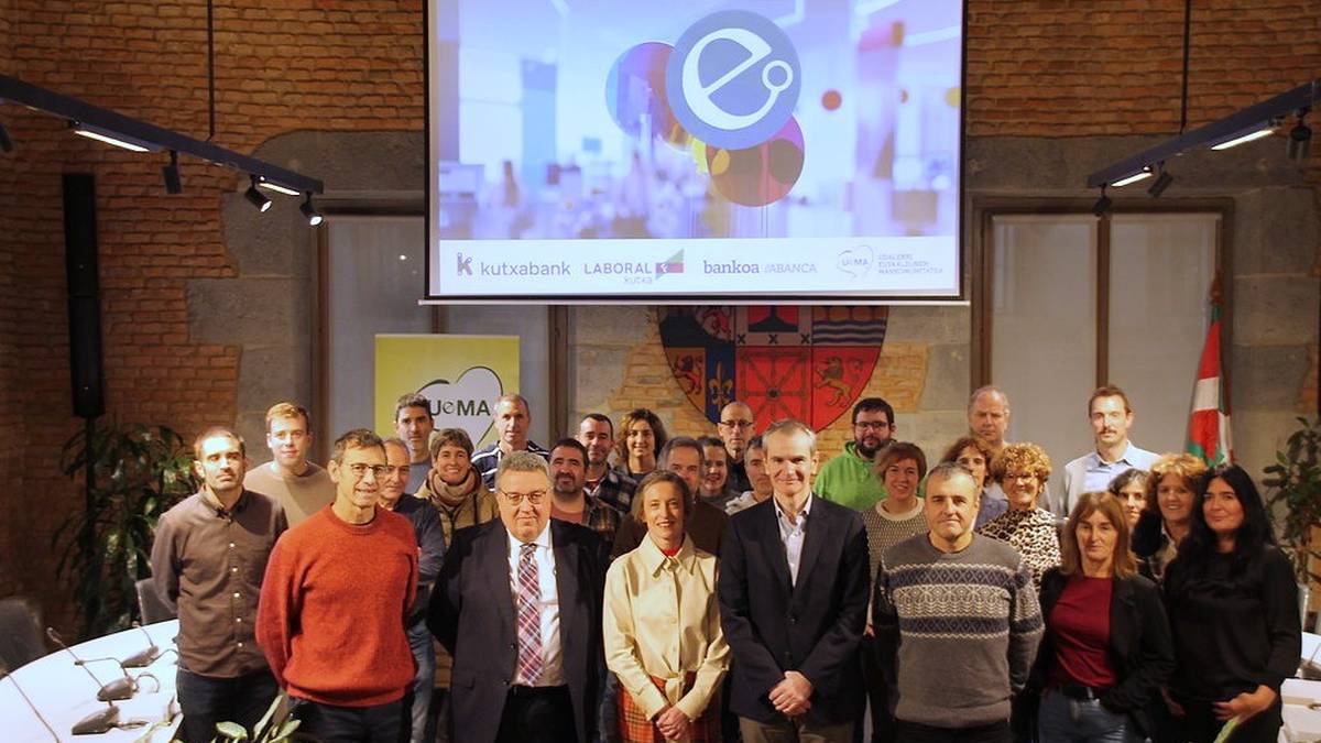 Udalerri euskaldunetako bulegoetan euskara lehenesteko konpromisoa berretsi dute UEMArekin hiru finantza erakundek