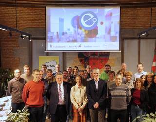 Udalerri euskaldunetako bulegoetan euskara lehenesteko konpromisoa berretsi dute UEMArekin hiru finantza erakundek