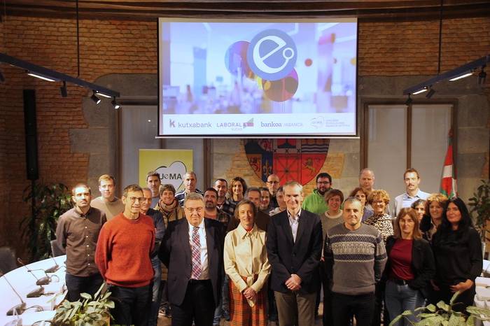 Udalerri euskaldunetako bulegoetan euskara lehenesteko konpromisoa berretsi dute UEMArekin hiru finantza erakundek