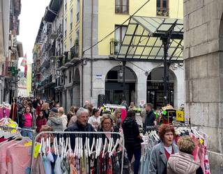 Euri eta guzti, Braderierekin saltokiek kaleak hartu dituzte