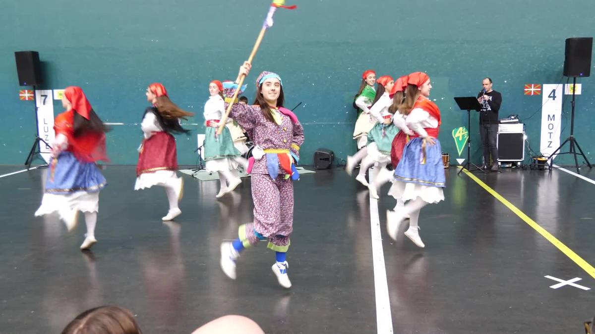 200 dantzari baina gehiago elkartu dira VIllabonako Dantzari Egunean