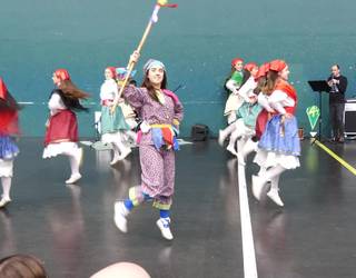 200 dantzari baina gehiago elkartu dira VIllabonako Dantzari Egunean