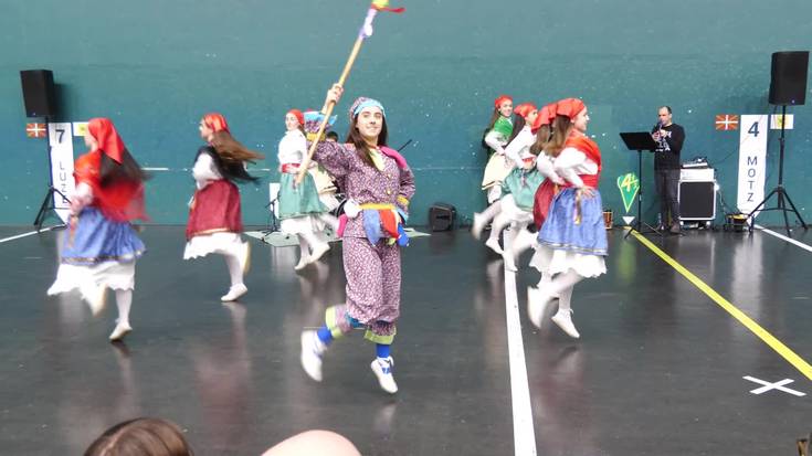 200 dantzari baina gehiago elkartu dira VIllabonako Dantzari Egunean