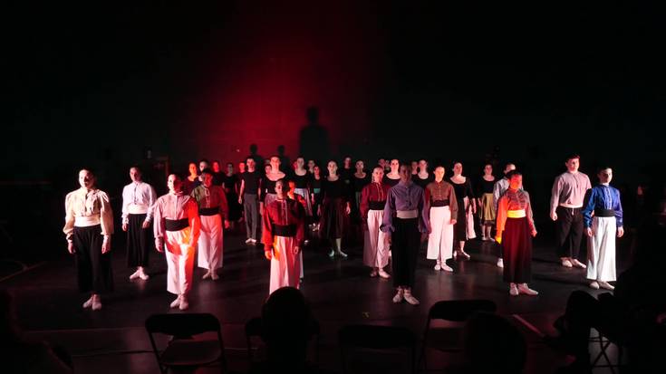 Sutarri dantza taldearen ‘Galdera bat, mila pauso’ ikuskizuna