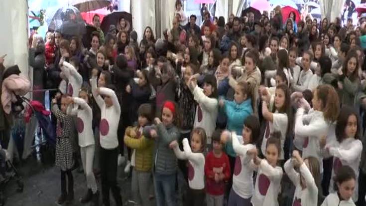 Emakumeenganako indarkeriaren aurkako flashmob-a egin dute